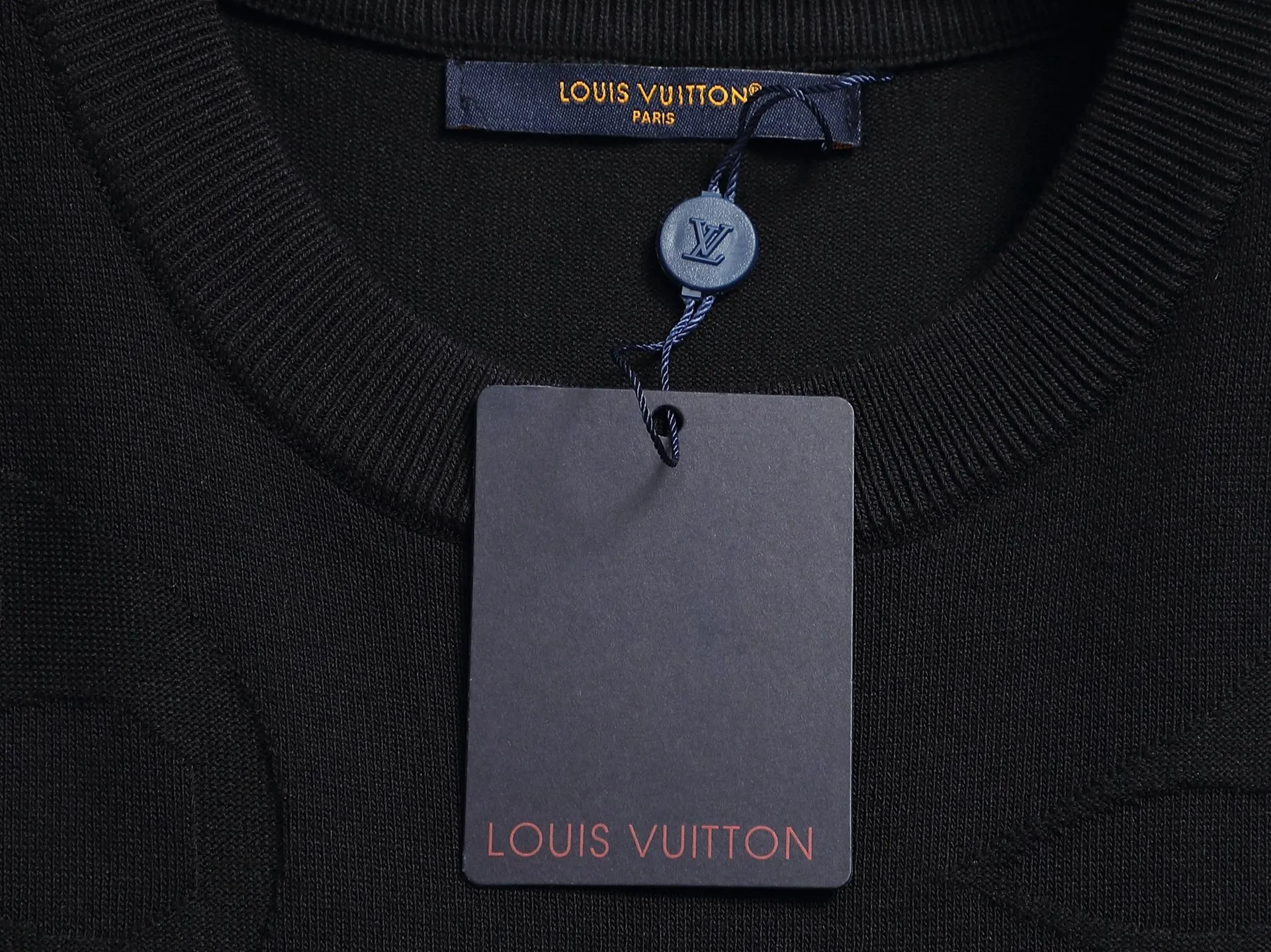 🅿️220 Louis Vuitton/Louis Vuitton Sweater jacquard towel embroidery The large logo is exquisitely upgraded, inspired by the retro embroidery of the 1980s. The original fabric is the same as the official short-sleeved T-shirt. The fabric is dyed in the same vat. It feels very comfortable. The latest brick cabinet synchronization for spring and summer. Fashionable and personalized. Super versatile and good-looking. It is very suitable for both men and women. A must-have for everyone. Hang tag. Collar label. Washed wheat. Complete with three labels. Color: black white. Size: S M L XL